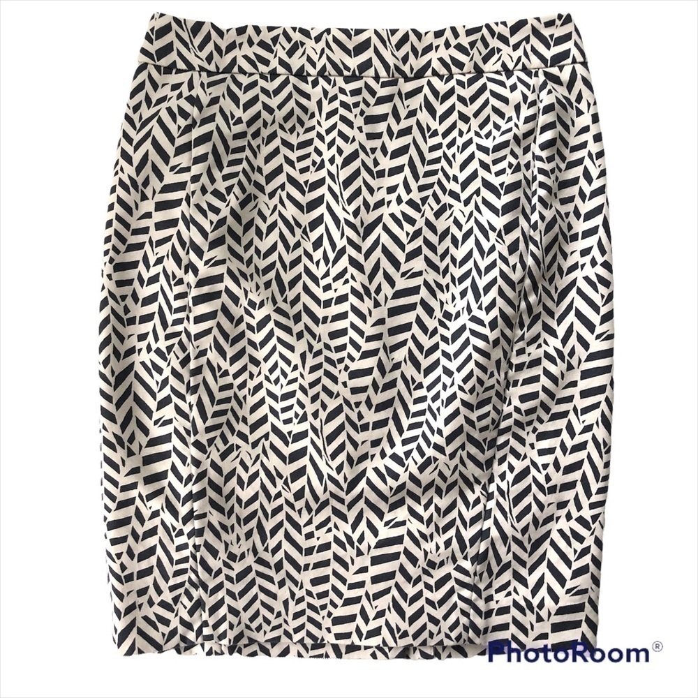 ANN TAYLOR Petite LOFT skirt. Fully  lined. Quiet luxury Grey & white print. 0P